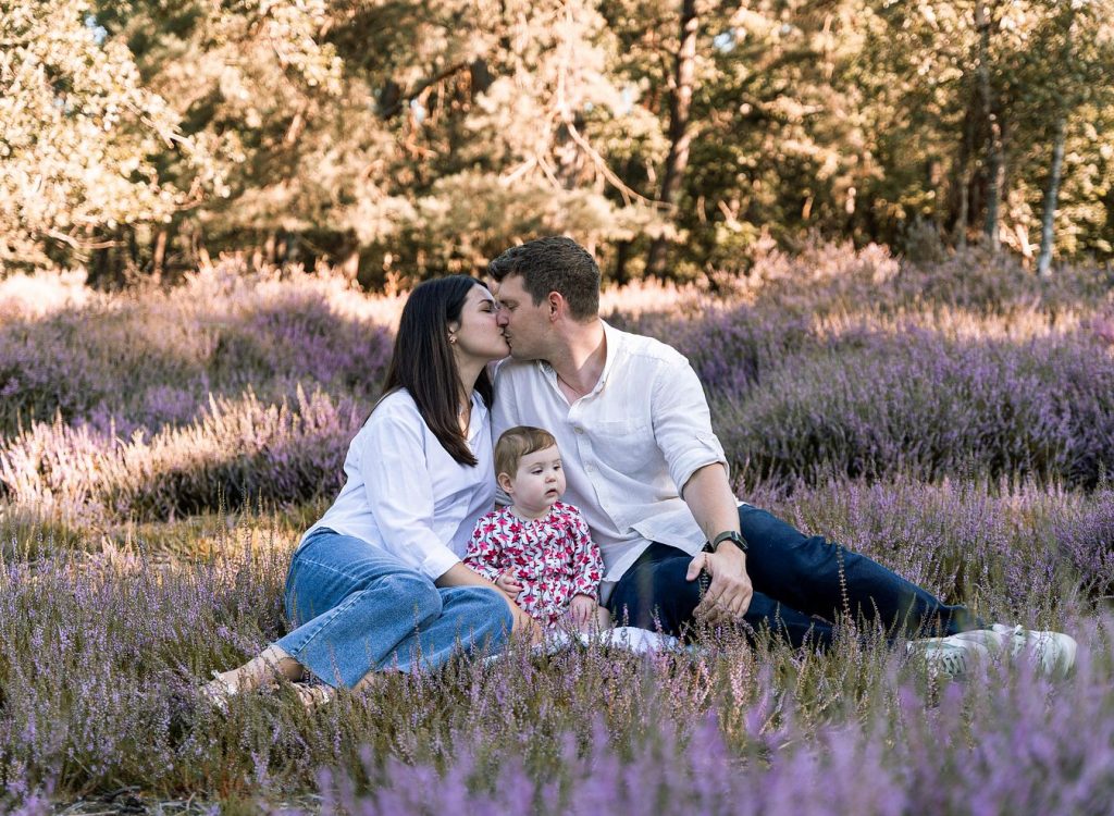 Fotoshoot van jong gezin voor verjaardag dochter
